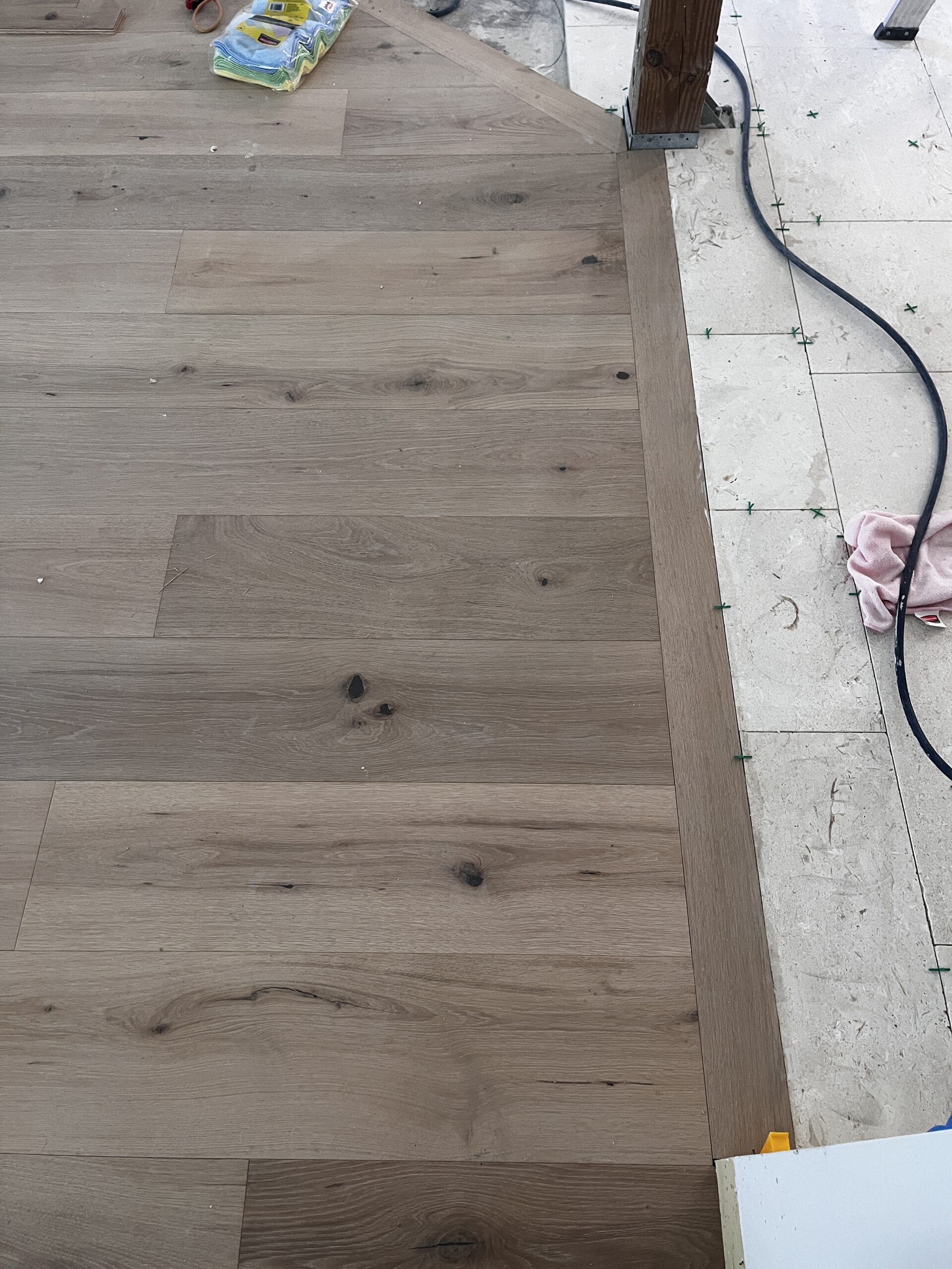 Picture frame between tile and wood — Venice